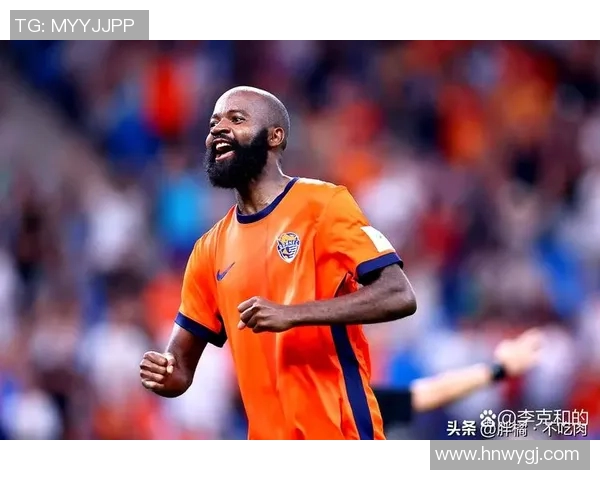 足球明星激烈对抗场面回顾：从绿茵场到拳头相向的精彩瞬间